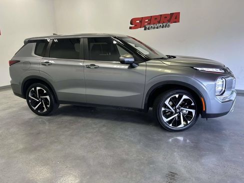 Used 2023 Mitsubishi Outlander SE FWD image 2