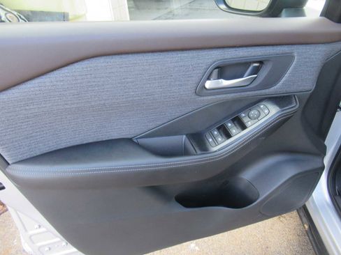 Used 2023 Nissan Rogue SV image 15