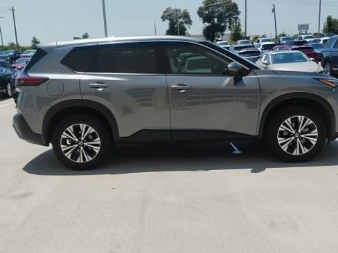 Used 2021 Nissan Rogue SV FWD image 2