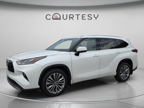 Used 2021 Toyota Highlander Platinum AWD/4WD image 1