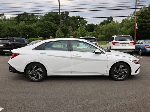 Certified 2025 Hyundai Elantra Limited FWD image 8