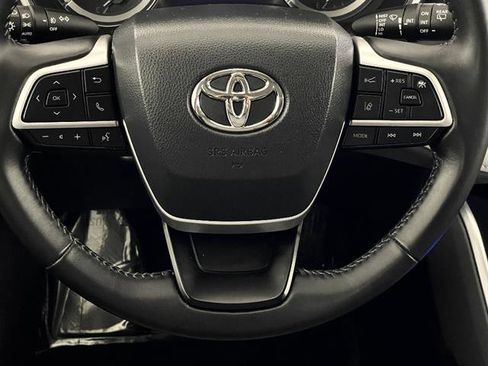 Used 2023 Toyota Highlander XLE AWD/4WD image 13