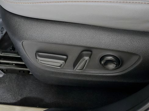 Used 2023 Toyota Highlander Bronze Edition image 16