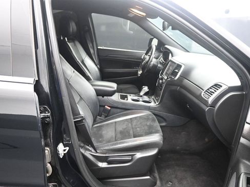 Used 2017 Jeep Grand Cherokee Altitude AWD/4WD image 9