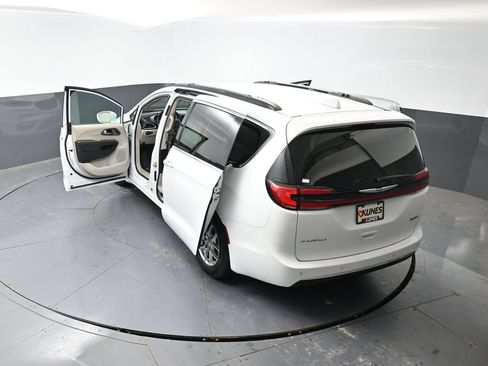 Used 2022 Chrysler Pacifica Touring-L FWD image 56