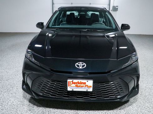 Used 2025 Toyota Camry SE FWD image 4