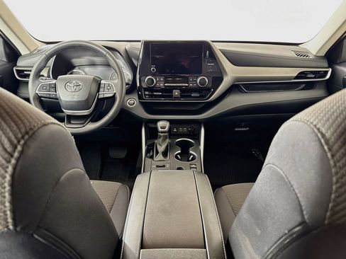 Certified 2024 Toyota Highlander AWD image 3