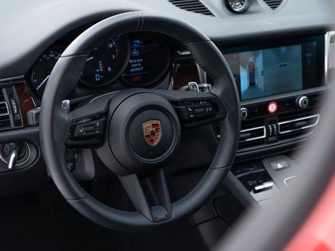 Certified 2025 Porsche Macan image 19