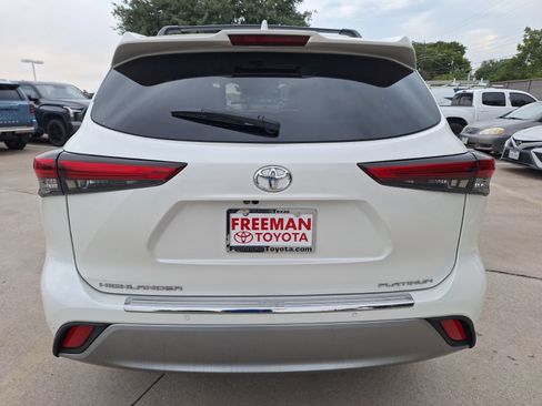 Used 2021 Toyota Highlander Platinum FWD image 5