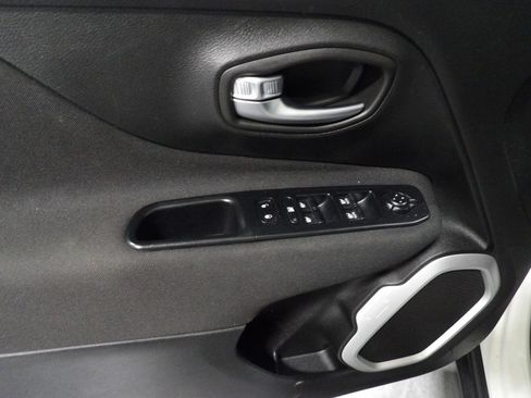Used 2018 Jeep Renegade Latitude w/ Popular Equipment Group FWD image 8