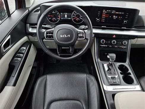 Used 2023 Kia Carnival LX image 11