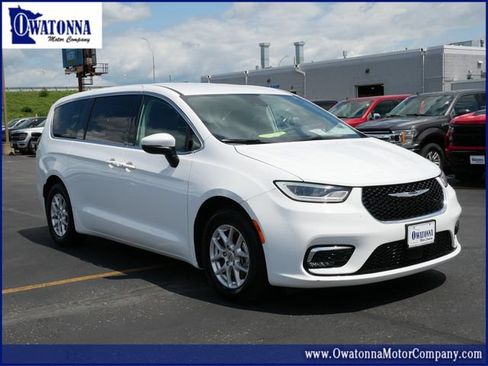 Used 2023 Chrysler Pacifica Touring-L FWD image 1