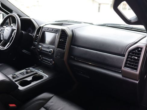 Used 2019 Ford Expedition XLT w/ Equipment Group 202A AWD/4WD image 17