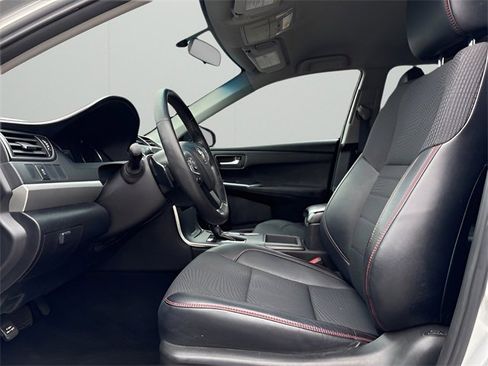 Used 2016 Toyota Camry SE image 11