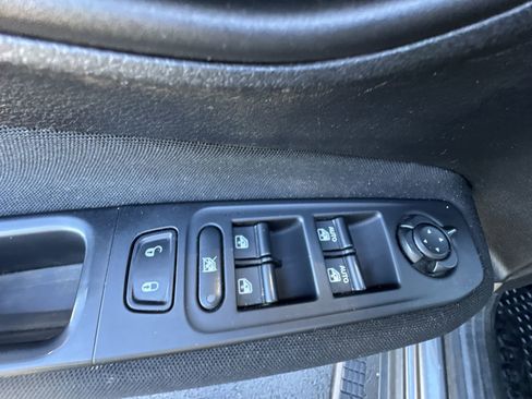 Used 2017 Jeep Renegade Latitude w/ Popular Equipment Group image 13