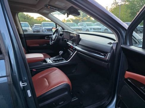 Certified 2024 Kia Carnival SX Prestige FWD image 12