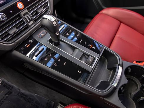 Certified 2025 Porsche Macan AWD/4WD image 38