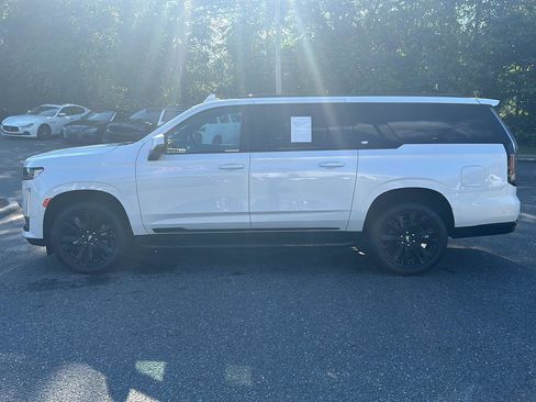 Used 2023 Cadillac Escalade ESV Sport AWD/4WD image 2