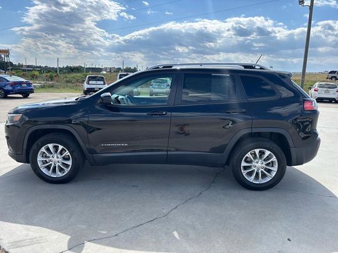 Used 2020 Jeep Cherokee Latitude w/ Cold Weather Group image 7