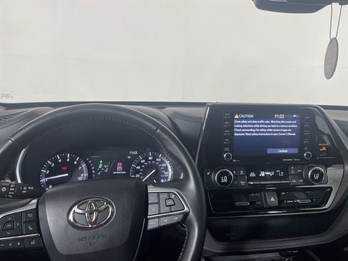 Certified 2020 Toyota Highlander XLE AWD/4WD image 17