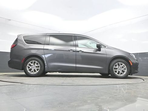 Used 2023 Chrysler Pacifica Touring-L FWD image 42