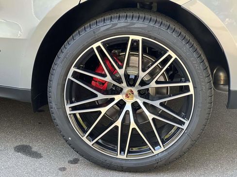 Certified 2025 Porsche Macan S image 8