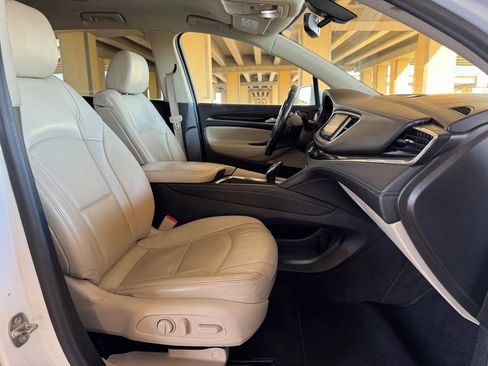 Used 2020 Buick Enclave Essence image 18