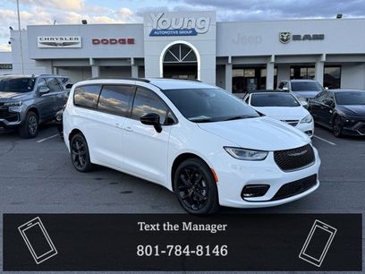 New 2026 Chrysler Pacifica Select