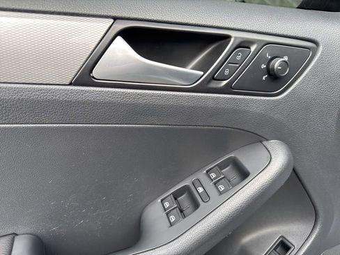 Used 2017 Volkswagen Jetta SE image 11
