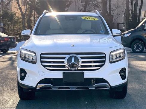 Used 2025 Mercedes-Benz GLB 250 4MATIC image 2