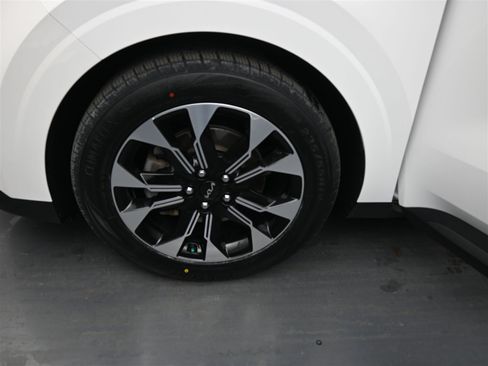 Used 2022 Kia Carnival EX image 20