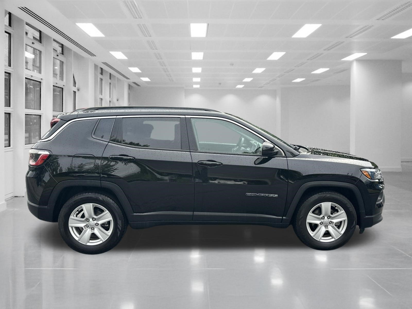 Used 2022 Jeep Compass Latitude FWD image 4