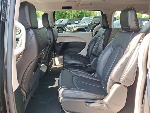 Used 2024 Chrysler Pacifica Limited FWD image 11