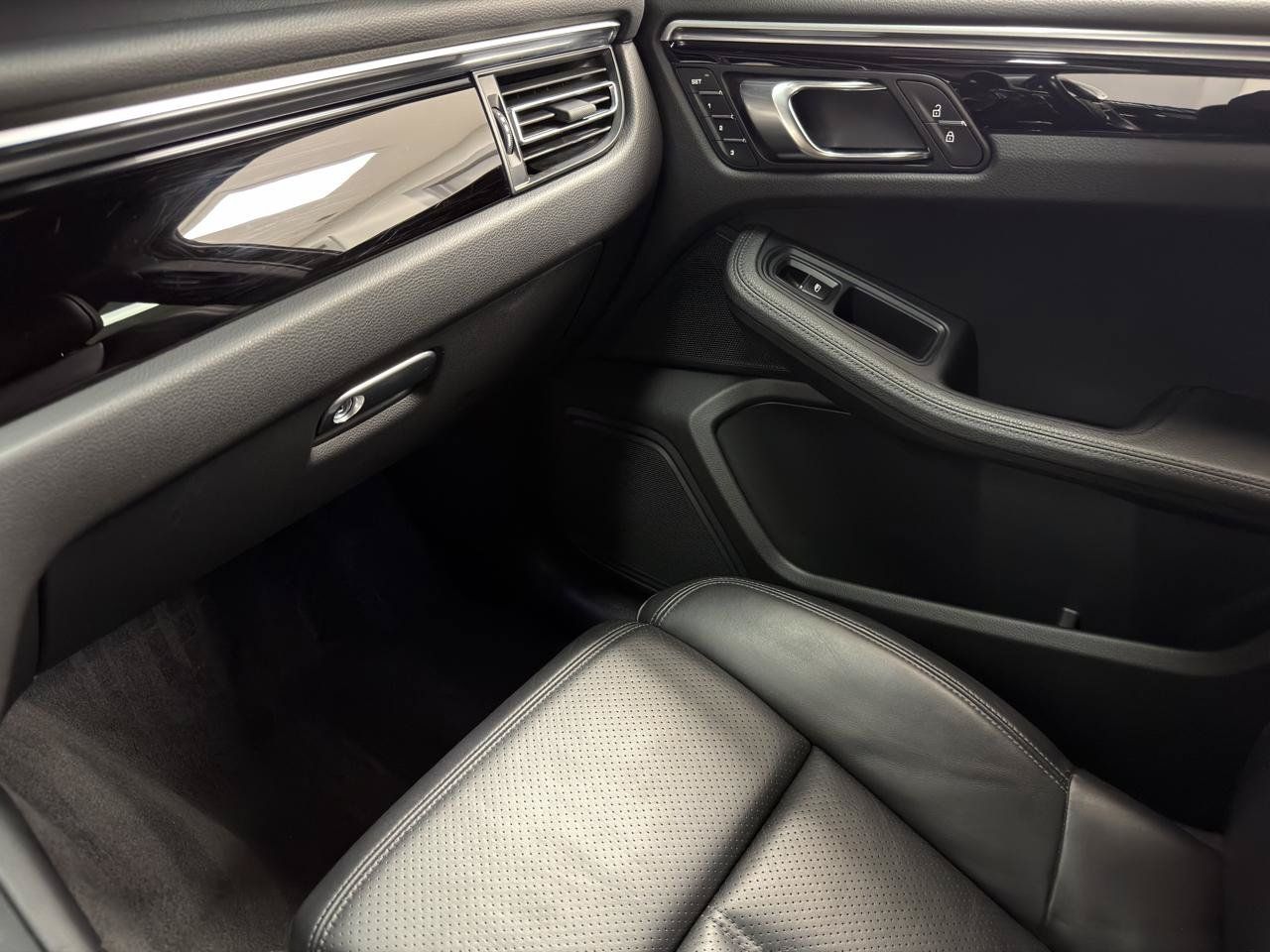 Used 2021 Porsche Macan AWD/4WD image 22