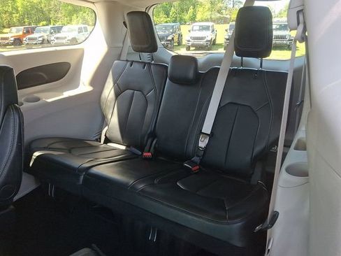 Used 2024 Chrysler Pacifica Touring-L FWD image 11