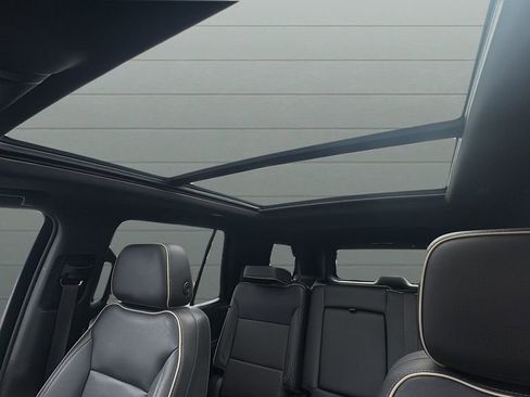 Used 2022 GMC Yukon SLT w/ SLT Premium Package image 24