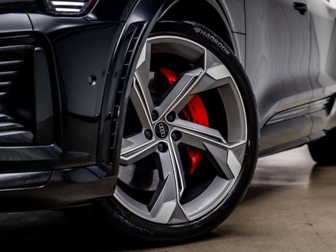 Used 2024 Audi Q8 e-tron Prestige image 22