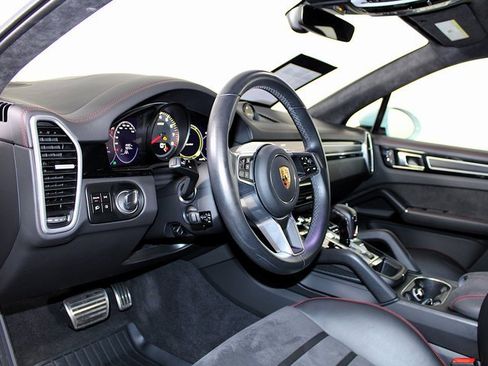 Used 2023 Porsche Cayenne GTS image 4