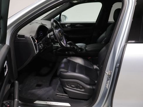 Used 2022 Porsche Cayenne Base image 9