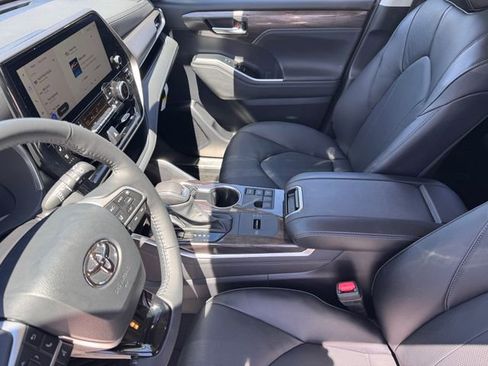 Used 2026 Toyota Highlander Limited image 10