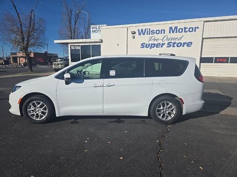 Used 2023 Chrysler Voyager LX image 8