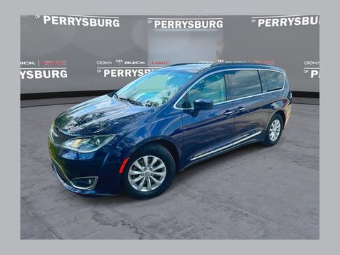 Used 2017 Chrysler Pacifica Touring-L FWD image 1