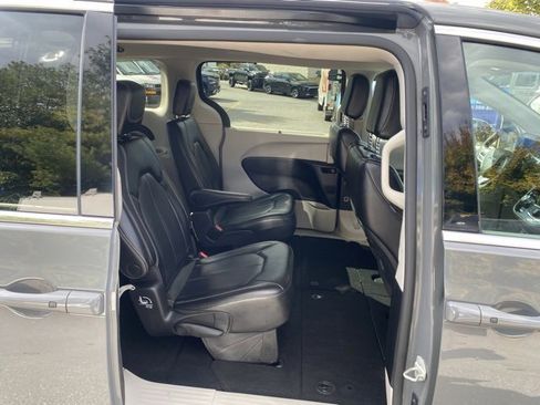 Used 2023 Chrysler Pacifica Touring-L image 32