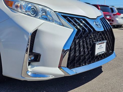 Used 2019 Toyota Sienna XLE w/ XLE Navigation Package FWD image 18