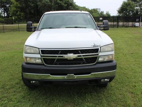 Used 2006 Chevrolet Silverado 2500 LT w/ Heavy-Duty Power Package AWD/4WD image 4