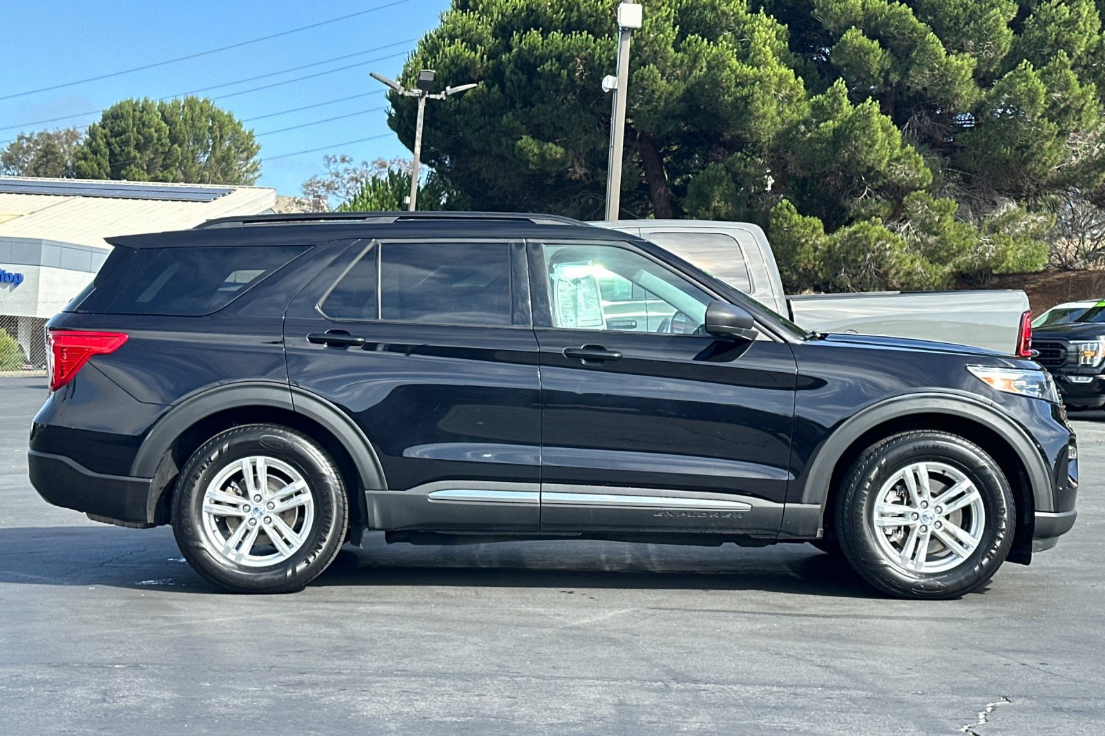 Used 2022 Ford Explorer XLT w/ Equipment Group 202A RWD image 3
