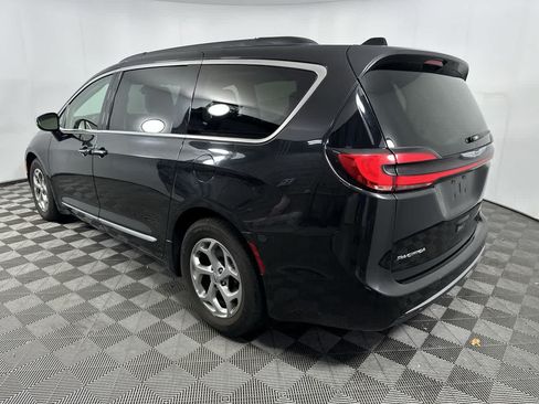 Used 2023 Chrysler Pacifica Limited FWD image 6