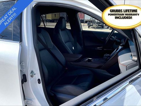 Used 2024 Toyota Venza XLE image 11