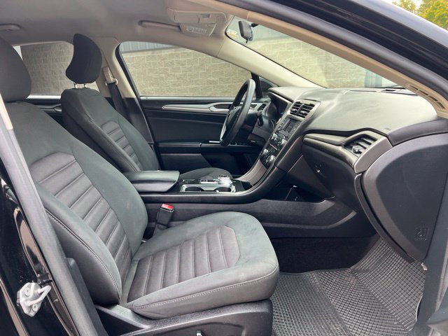 Used 2017 Ford Fusion SE FWD image 11