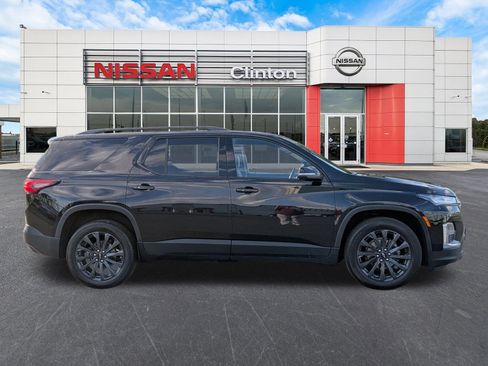 Used 2023 Chevrolet Traverse RS image 2